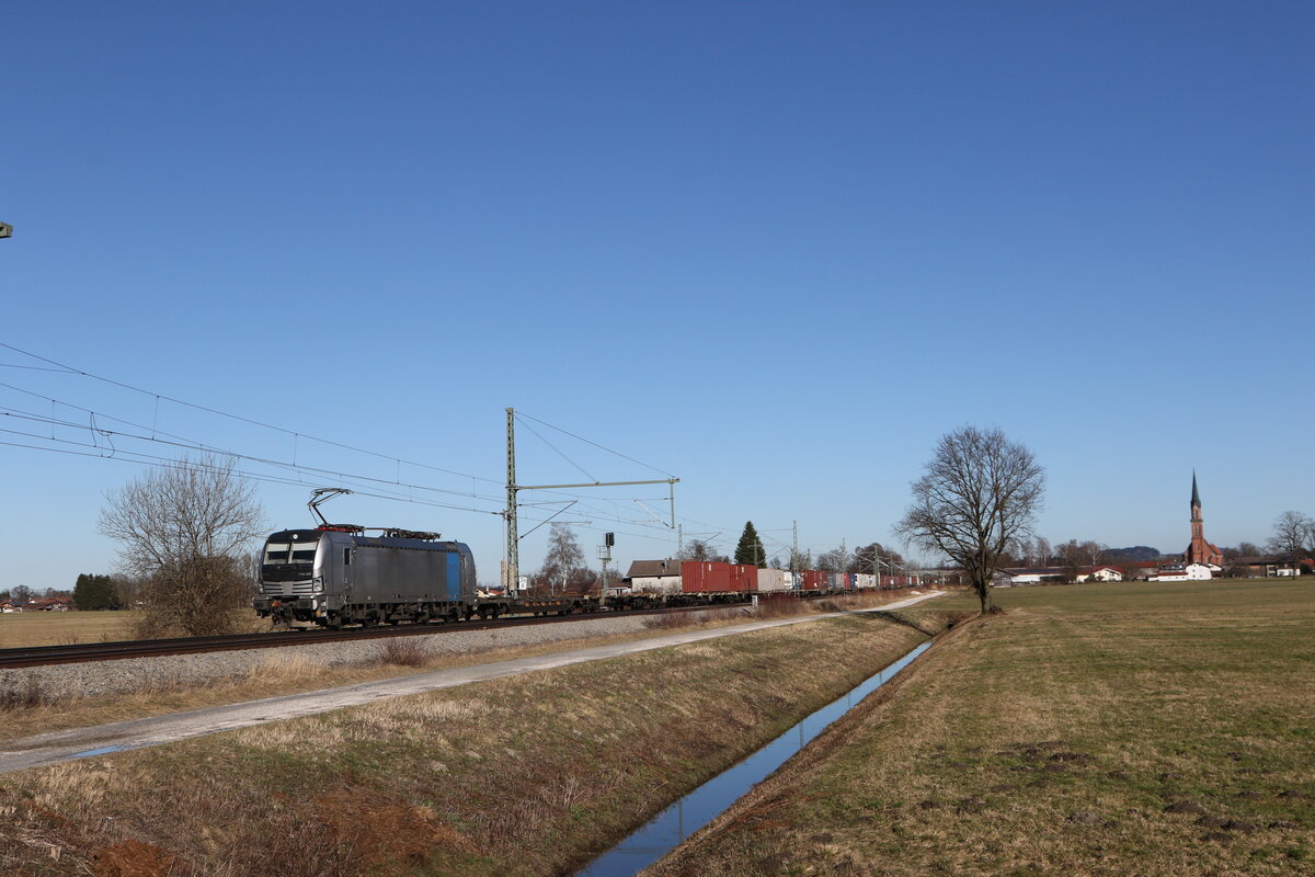 7193 909 von  RAILPOOL  war mit einem  KLV  am 25. Februar 2026 bei �bersee am Chiemsee in Richtung M�nchen unterwegs.