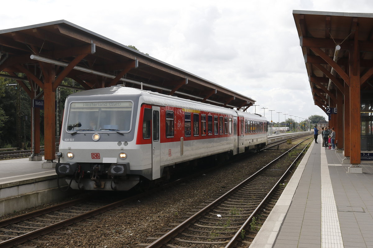 928 503 kurz vor der Abfahrt nach Westerland/Sylt am 13. August 2017 im Bahnhof von Nieb�ll.