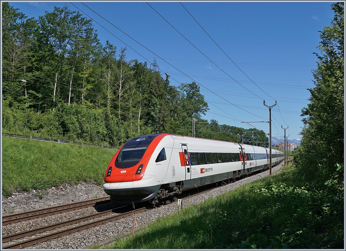 Alltagsbetrieb bei Bussigny: Kurz nach der S5 nach Grandson kommt der ICN von Genève nach Zürich (via Verbindungsstrecke Lausanne-Triage- Bussigny) und wird beim nächsten Halt in Yverdon die Anschlussreisenden der S5 aufnehmen.

8. Juni 2019