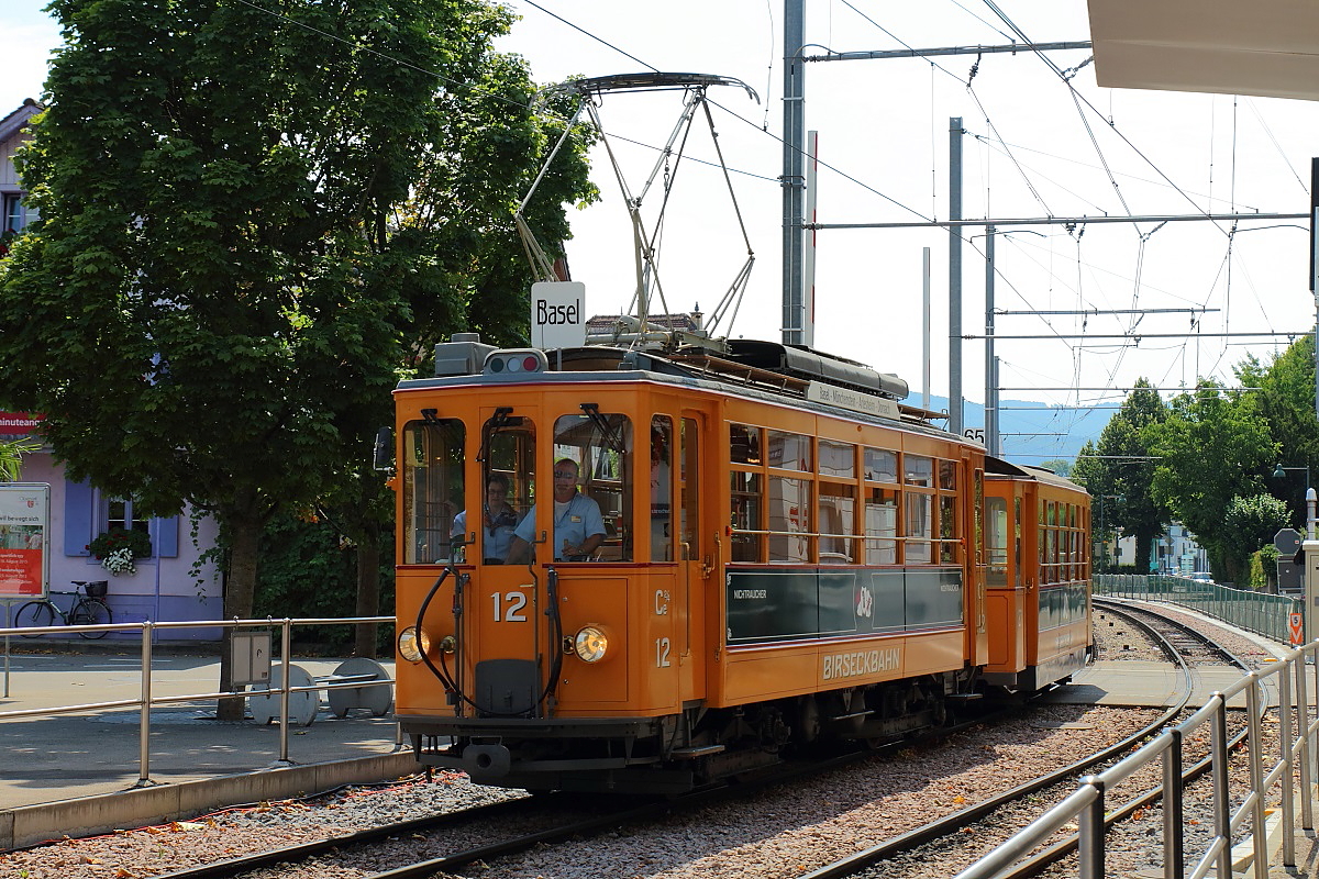 Am 08.08.2015 f�hrt der Museums-Ce 2/4 12 der Birseckbahn durch Oberwil in Richtung Zentrum. Ein Zufallstreffer, deshalb nicht an einem optimalen Fotostandpunkt und leider auch im Gegenlicht.