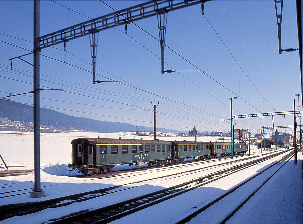 Am 12.M�rz 1993 stehen 4 Altbauwagen in Les Verri�res, n�mlich AB 4107, AB 4133, AB 4120 und AB 4115. Sie tragen die Anschrift in allen drei Landessprachen, was sie wie RIC-Wagen aussehen l�sst. Merkw�rdigerweise haben sie noch alte, vierstellige Nummern. Die Herkunft dieser Wagen ist kaum zu durchschauen; sie sind 1958-1961 aufgebaut worden (Serie AB 4101-4135, 39-03 160 bis 194) und scheinen alle m�glichen Elemente alter Wagen weiterverwendet zu haben. 