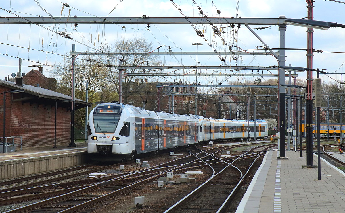 Am 17.04.2015 fahren der vierteilige ET 6.03 und der f�nfteilige ET 7.14 der Eurobahn im Endbahnhof Venlo/Niederlande ein. Hier treffen das deutsche Wechselstromsystem und das niederl�ndische 1,5 V-Gleichstromnetz aufeinander. Die Oberleitungen einiger Gleise wie das Bahnsteiggleis 1, auf dem die Eurobahn einf�hrt, k�nnen daher umgeschaltet werden. In der Bahnhofsdurchsage werden die Z�ge der RE 13 als  internationale trein  angek�ndigt.