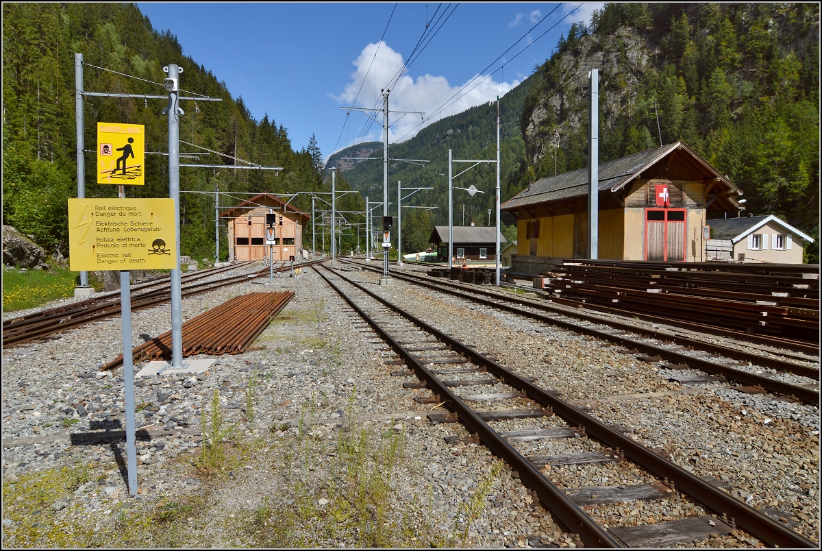 Am Bahnsteig von Le Ch�telard. Eindeutig sind die Warnungen, denn in weiten Teilen wird die Bahn mit einer offenen Stromschiene betrieben. August 2014.