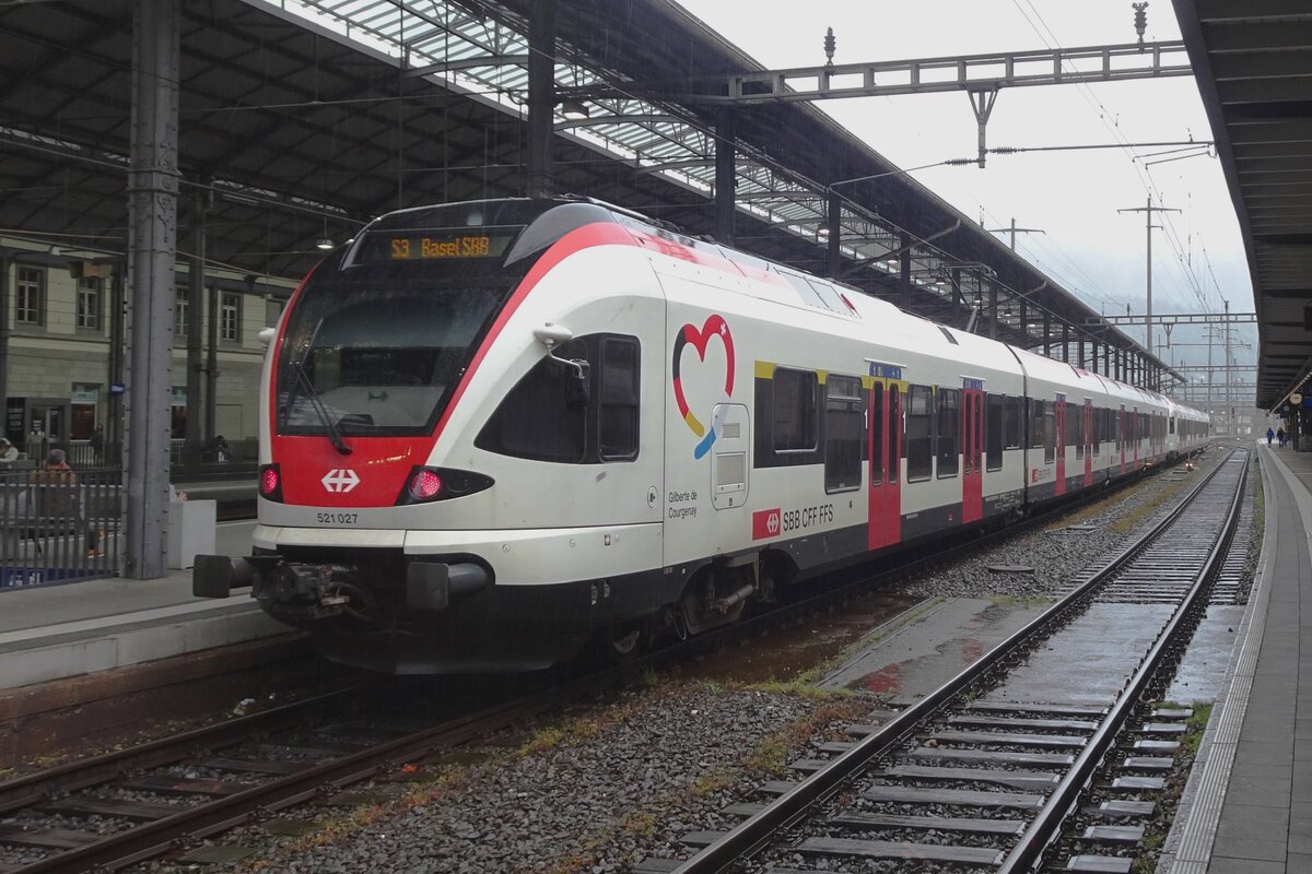 Am ganz verregneten Nachmittag von 22 Juni 2024 steht SBB 521 027  Gilberte de Courgenay  in Olten als S-Bahn nach Basel.