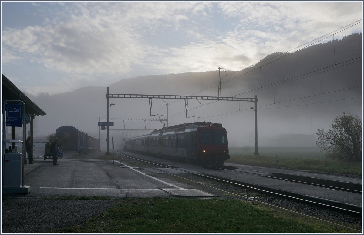 Am nebligen Spätherbstmorgen erreicht der RE 18122 von Neuchâtel kommend Noiraigue, wo es gilt, den Gegenzug für die Weiterfahrt abzuwarten.

5. Nov. 2019