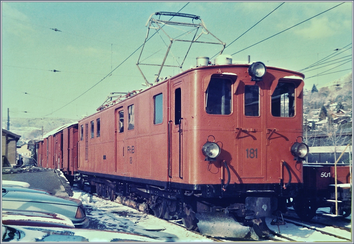An einem Januartag des Jahres 1986 stand die RhB Ge 4/4 181 der Blonay Chamby Bahn in Blonay.
Jan. 1986 