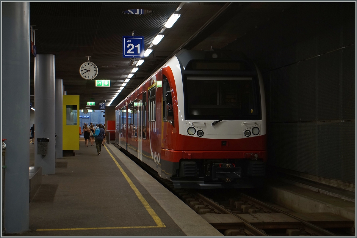 An diese Form muss man sich, zumindest in der Westschweiz, bald vermehrt gew�hnen: Ein neuer Stadler NStCM ABe 4/8 wartet im Bahnhof von Nyon auf seinen Einsatz.
6. Juli 2015