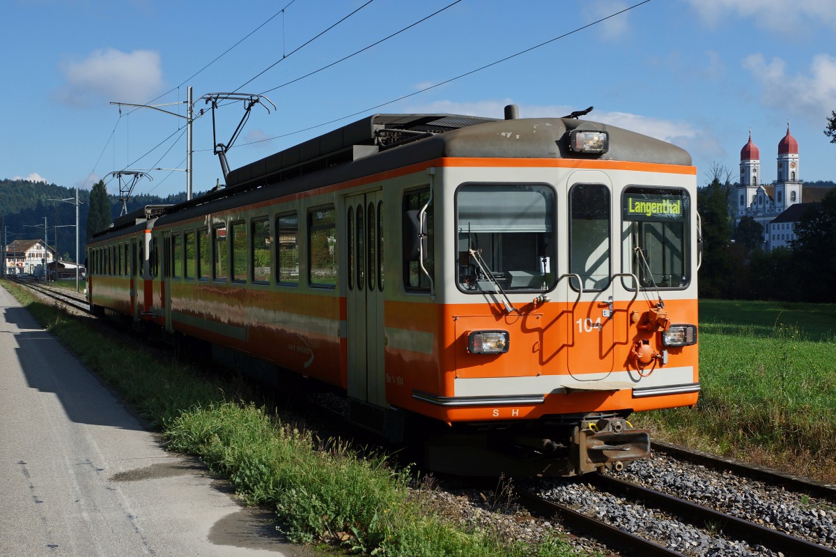 ASm: Am 24. September 2015 war die sehr selten im Einsatz stehende eiserne Reserve bestehend aus den Be 4/4 103 und Be 4/4 104 (ehemals BTI/SZB) mit einem Regionalzug bei St. Urban unterwegs. Rechts im Bild ersichtlich ist die Klosterkirche St. Urban , die sich bereits auf Luzernerboden befindet. Die beiden Haltestellen von St. Urban hingegen befinden sich im Kanton Bern.
Foto: Walter Ruetsch