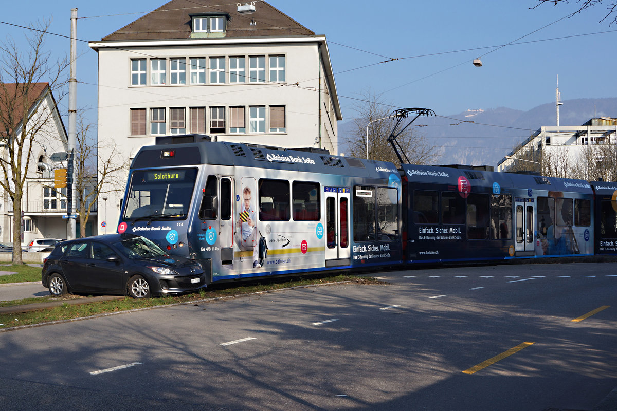ASm: Ein trauriges Zufallsbild vom Be 4/8 114, dem neuen Werbetriebwagen wieder für die Baloise Bank SoBa. Zum grossen Glück gab es keine Toten. Der Sachschaden ist aber gross. Beim Baseltorkreisen in Solothurn, der von Autos auf zwei Spuren und der Bahn befahren wird, kommt es immer wieder zu solchen Unfällen.
Foto: Walter Ruetsch 