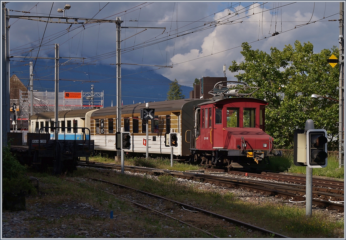 Auch wenn der im Schatten stehende CEV Rkmo 201 etwas ungeschickt steht, zeigt sich doch der CEV Te 2/2 82 mit den beiden MOB Wagen als seltenes und buntes Bild. Der CEV Te 2/2 81 wurde 1938 aus dem K 39 und den Motoren der Triebwagen 101-103 gebaut, ist also bereits seit 82 Jahren im Einsatz und hat auch mein  Traitement  in den Jahren 1985/86 in Blonay Schadlos überstanden. Was die MOB Wagen angeht, befürchte ich, dass sie in nicht allzu ferner Zukunft  zerlegt  werden.

18. Juni 2020