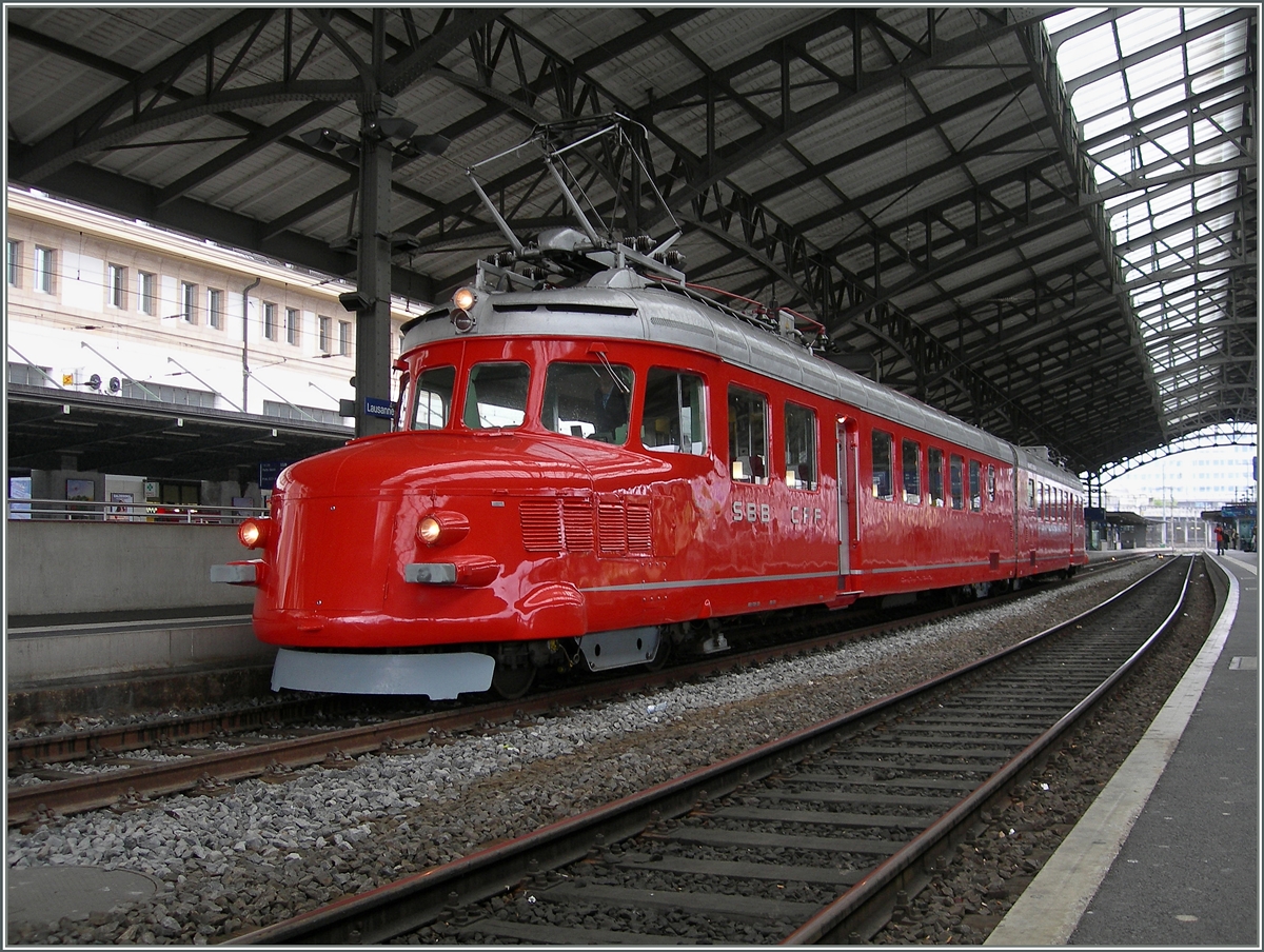 Auch wieder einmal in Lausanne zeigte sich am 12. Mai 2016 der  Rote Pfeil  RAe 4/8 1021  Churcill-Pfeil . 
