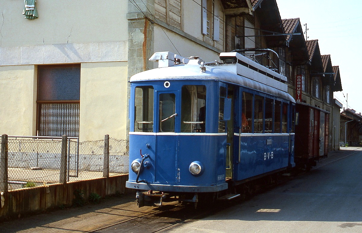 Auf einem Seitengleis am Bahnhof Bex ist im Mai 1980 Be 2/3 17 abgestellt