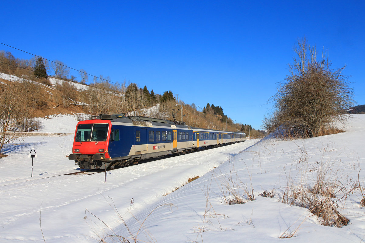 Auf der französischen Strecke Les Verrières - Pontarlier (-Frasne): Der stossende Triebwagen 562 001 im Aufstieg nach Les Verrières auf die eisig kalten Jurahöhen. 
Auf dieser Strecke verursachen die vielen Schienenstösse der nicht verschweissten kurzen Schienen ein sonst auf der SBB nirgends zu hörendes lautes Geklapper. 16.Februar 2019 