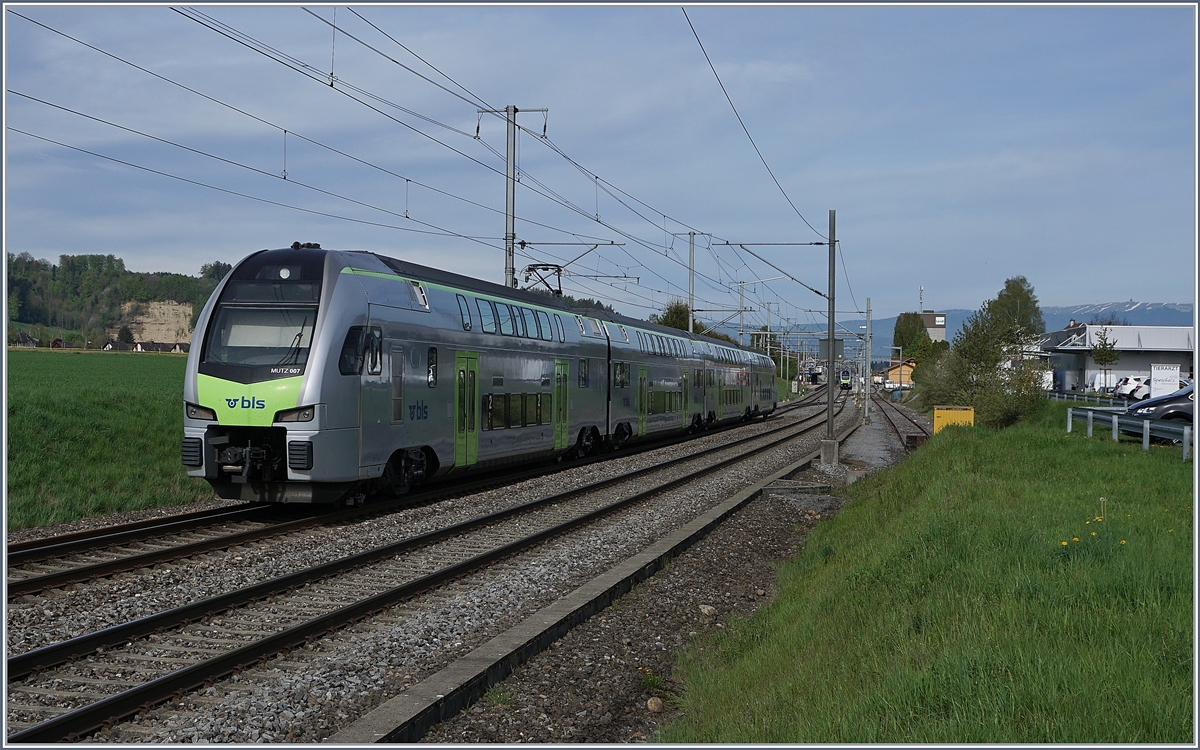 Auf der Strecke Biel/Bienne - Bern bieten die SBB und BLS im Halb-Stundentakt eine RE und eine S-Bahn an und dies mit praktisch gleichen Fahrzeugen: Während die SBB ihre RABe 511 im RE verkehr einsetzt, gönnt die BLS ihren S-Bahn Kunden die RABe 515. 
Die Bilder entstanden in Schüpfen, einen noch einen Hach einer Landstation ausstrahlt. 

24. April 2019