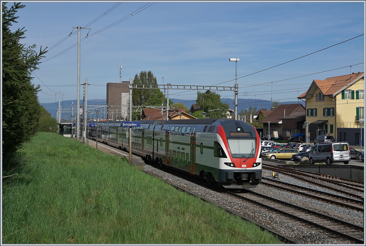 Auf der Strecke Biel/Bienne - Bern bieten die SBB und BLS im Halb-Stundentakt eine RE und eine S-Bahn an und dies mit praktisch gleichen Fahrzeugen: Während die SBB ihre RABe 511 im RE verkehr einsetzt, gönnt die BLS ihren S-Bahn Kunden die RABe 515. 
Die Bilder entstanden in Schüpfen, einen noch einen Hach einer Landstation ausstrahlt. 

24. April 2019
