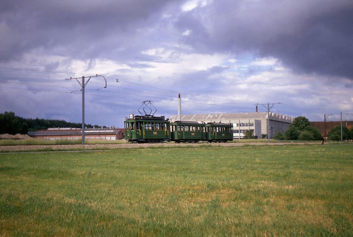 Basler Tram 157 mit Anh�nger 1206 und 1211 vor Pratteln, 18.Juni 1970.