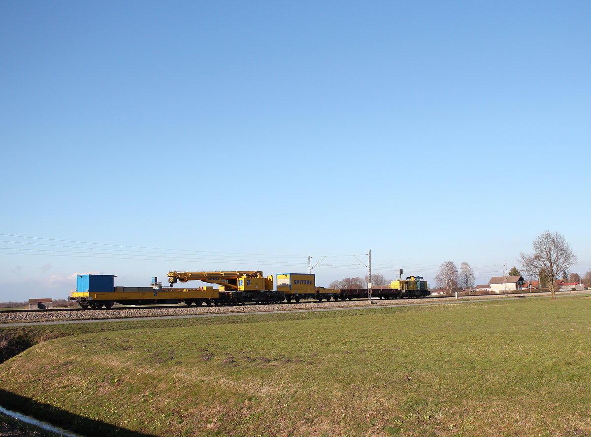 Bauzug der Firma  Spitzke  am 26. M�rz 2016 bei �bersee am Chiemsee auf dem Weg nach Freilassing.