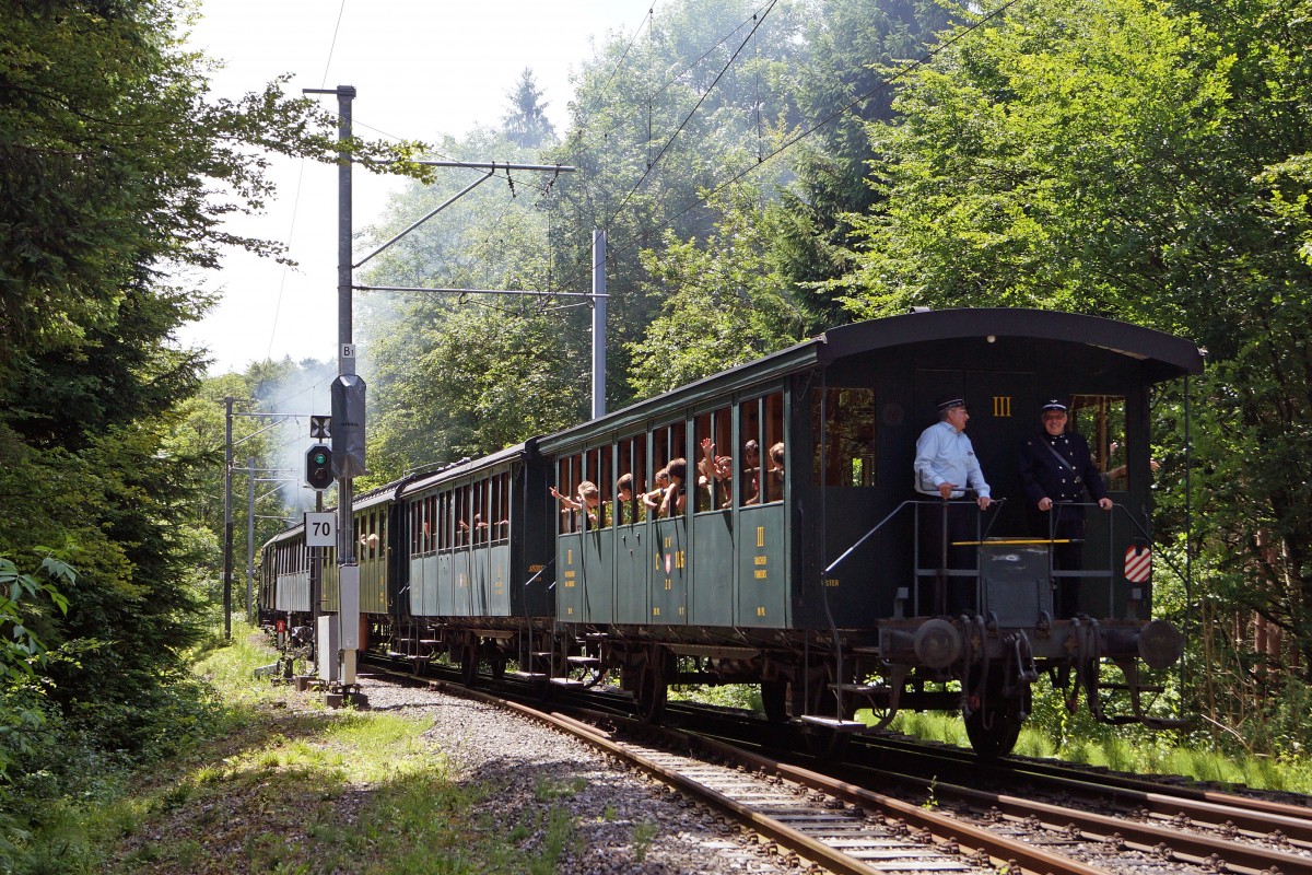 BDWM/DVZO/DBB: Ueber das Wochenende vom 26. bis 28. Juni 2015 verabschiedete sich die BDWM nach 140 Jahren vom Anschluss an das Europ�ische Normalspurnetz, weil durch die Aufhebung des G�terverkehrs auf normaler und schmaler Spur das Dreischienengeleise zwischen Wohlen und Bremgarten West nutzlos geworden ist. Mit dem WESCHTF�SCHT und vielen Sonderfahrten nahmen Sch�ler und eine grosse Anzahl Festbesucher Abschied vom Dreischienengeleise auf diesem reizenden Streckenabschnitt. DVZO-Dampfzug mit der DBB Eb 3/5 5810 bei der Stationsdurchfahrt Ermannlistein am 26. Juni 2015. Am Schluss des Zuges waren zwei ehemalige Wagen der Sihltalbahn eingereiht.
Foto: Walter Ruetsch  