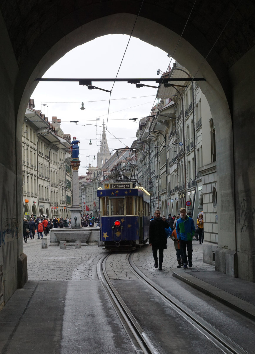 BERNMOBIL:
Mit dem Märlitram in Bern unterwegs am 16. Dezember 2017.
Foto: Walter Ruetsch