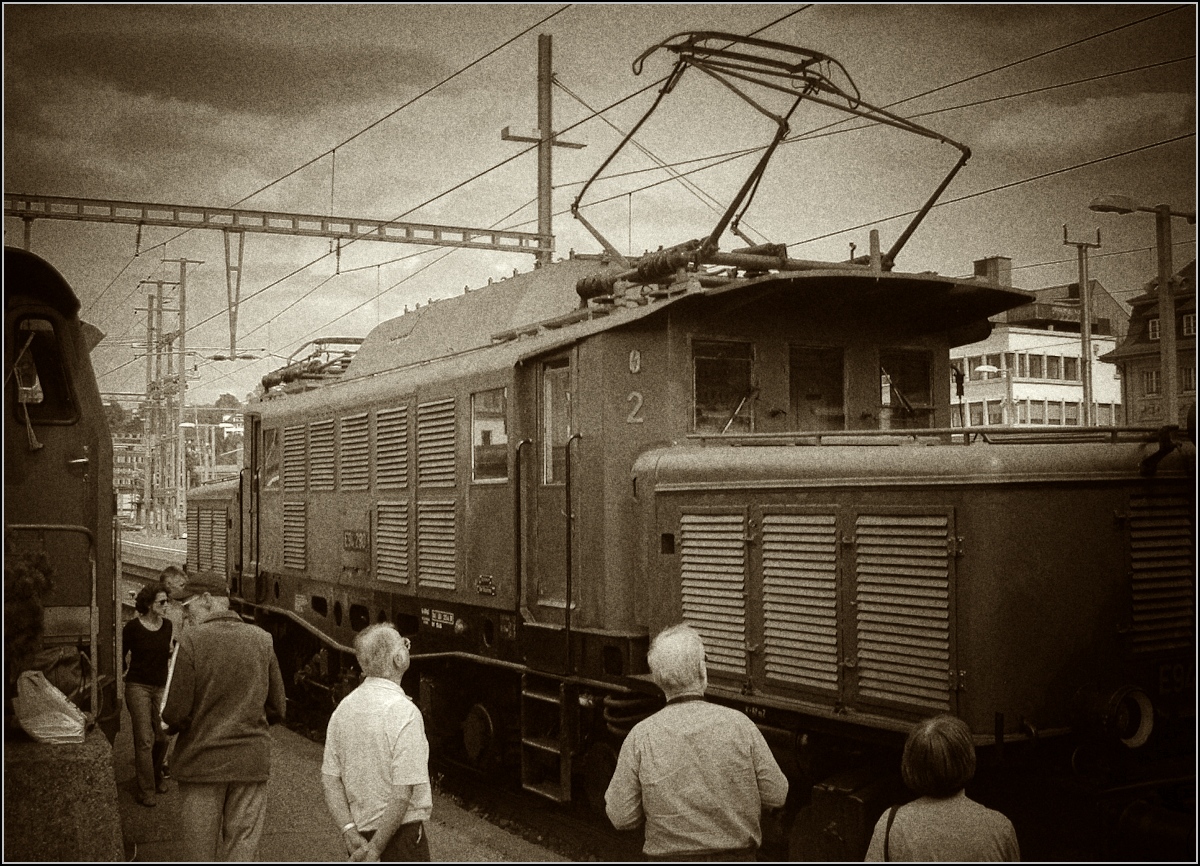Besuch des deutschen Krokodils in der Schweiz. 

E94 280 wird in Schaffhausen bestaunt. Mai 2004. Bildbearbeitung nach einem Vorschlag von K. Hanisch. 