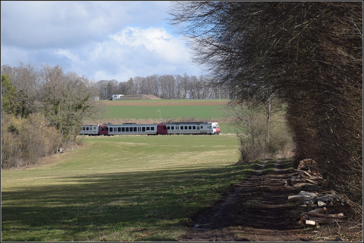 Besuch im Elsgau, heute bekannt als Ajoie.

Bei Alle ist RBDe 567 181 im TPC-Kleid für die CJ unterwegs. Februar 2022.