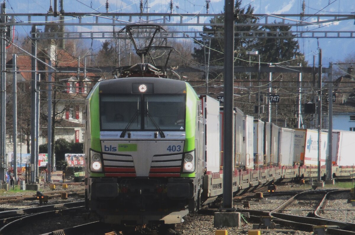 BLS 475 403 wurde vom Bahnsteig in Thun am 23 März 2017 fotografiert.