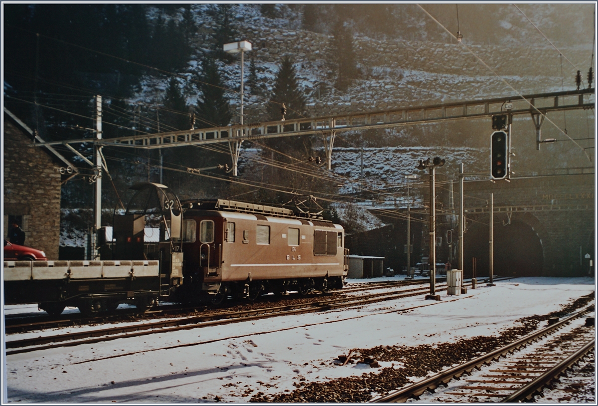 BLS Autoverlad Göschenen - Airolo. Lange Jahre, bis zu Eröffnung des Gotthard Strassentunnels 1981 betrieben die SBB einen Autoverlad durch den Gotthardtunnel. Als dann im Herbst 2001 nach einem Unfall den Strassentunnel für gut zwei Monate gesperrt werden musste, zog die BLS einen Autoverlad auf. 
Da Göschenen aus verschiedenen Gründen kaum Bilder davon erlaubte, entstand die Mehrheit der Fotos in Airolo. Trotzdem ist hier die BLS Re 4/4 174 mit einem nach Airolo ausfahrenden Autozug kurz vor dem Nordportal des Gotthard Tunnels zu sehen. 
Analogbilder vom 16. bzw. 21. November 2001 