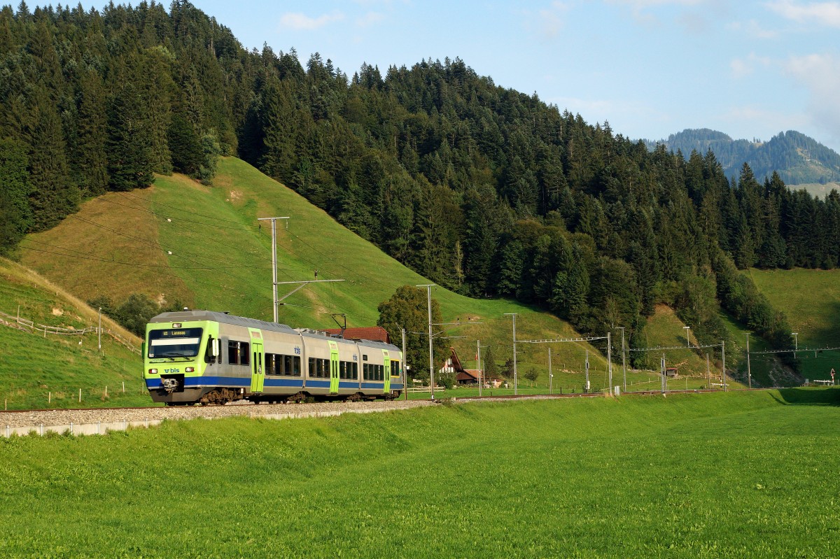 BLS: RABe 525 04  NINA  als S6 Luzern-Langnau i.E. bei Wiggen am 9. September 2015.
Foto: Walter Ruetsch