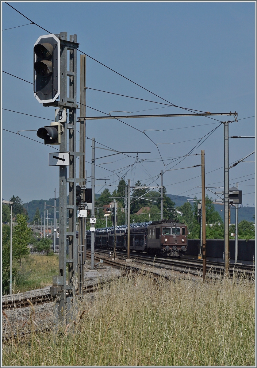 BLS Re 4/4 166 - 173, ab 1970; die BLS Re 4/4 173  Lötschental  ist bei der WB Haltstelle Altmarkt auf dem Weg in Richtung Olten.  

22. Juni 2017 