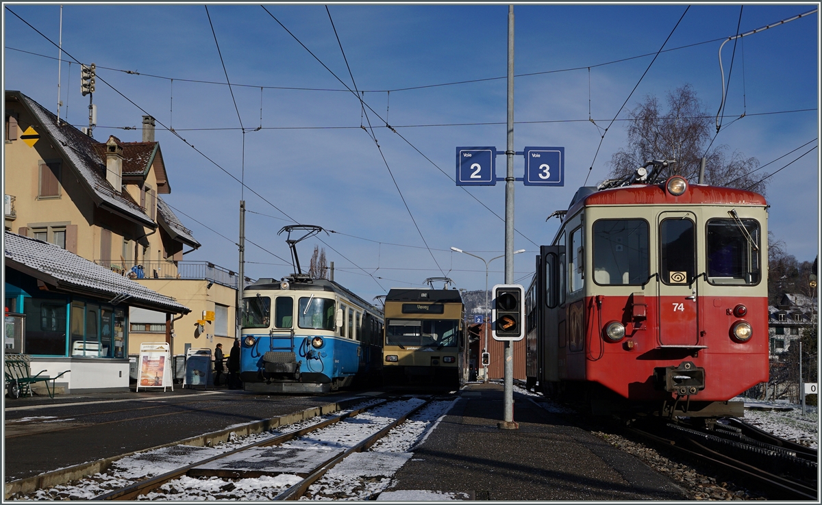 Bunte Vielfalt in Blonay: MOB ABDe 8/8 als Schüler Extrazug von Vevey nach Château d'Oex, GTW 2/6 7003  ex Blonay  wartet auf die Abfahrt nach Vevey und der CEV BDeh 2/4 74 wird auf Les Pléiades fahren.
7. März 2016