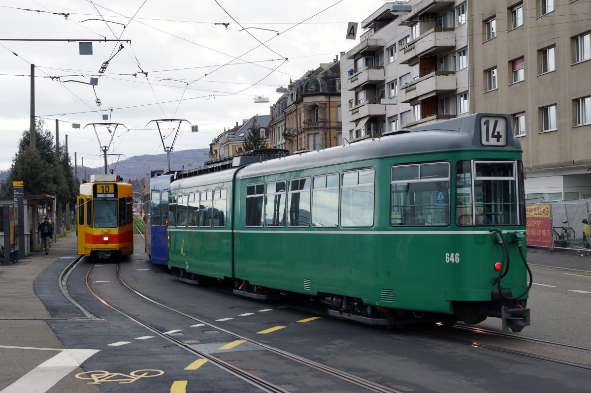 BVB: Abschied von den Be 4/6 623 - 658 aus dem Jahre 1972. Der Verlad f�r die lange Reise nach Belgrad, beim alten G�terbahnhof Dreispitz, fand vom 1. bis 3. Februar 2016 statt. In ihrer neuen Heimat sollen die gut gepflegten Veteranen aus der Schweiz noch ca. zehn Jahre im Einsatz stehen. Die allerletzten Fahrten auf den BVB-Geleisen waren nur noch mit der Unterst�tzung vom Be 4/4 490 (FCB) und einem BVB-Werkstattlastwagen der Marke Mercedes m�glich. F�r das Rangierman�ver von SBB Cargo stand die Bm 4/4 18414 im Einsatz. Die Aufnahmen stammen vom 1. Februar 2016.
Foto: Walter Ruetsch 
     