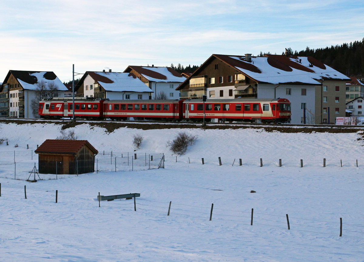 CJ: Winterimpressionen im Jura vom 22. Januar 2017.
Letzter Schnee für die BDe 4/4 II 611 - 614 aus dem Jahre 1985. Bald sind die in Saignelégier verewigten Triebzüge Geschichte.
Foto: Walter Ruetsch 