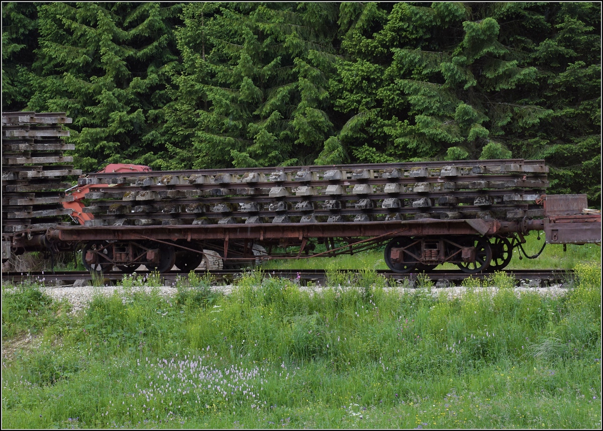 Coni'Fer

Nachdem Peter treffend bemerkte, nur Schweizer Rollmaterial, habe ich mal nach dem Gegenteil gesucht. Hier ein 4-achsiger Flachwagen unbekannter Herkunft, aber doch recht deutlich der Stil französischer Güterwagen. Chapelle Mijoux, Juli 2022.