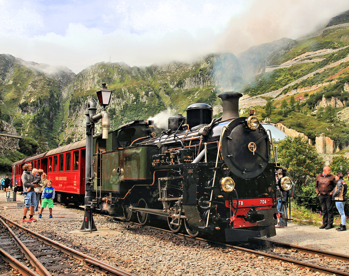 Dampfbahn Furka Bergstrecke: Die imposante HG 4/4 704 in Gletsch. 23.August 2020
