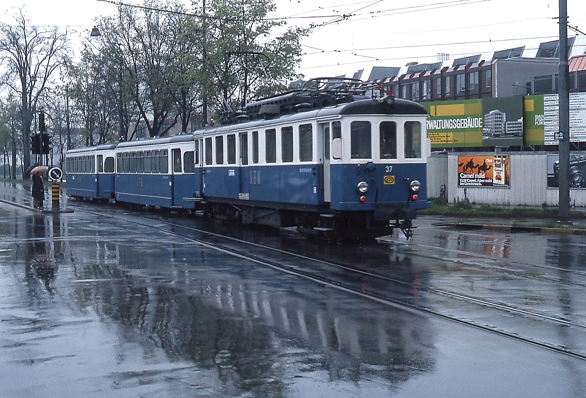  Dank  des kr�ftigen Regens an diesem Maitag 1980 spiegelt sich BDe 4/4 37 (SIG/MFO 1913, Umbau 1958) auf seiner Fahrt von Bern nach Worb im Stra�enpflaster. Der Triebwagen wurde urspr�nglich als CFe 4/4 102 von der Worblentalbahn in Dienst gestellt.