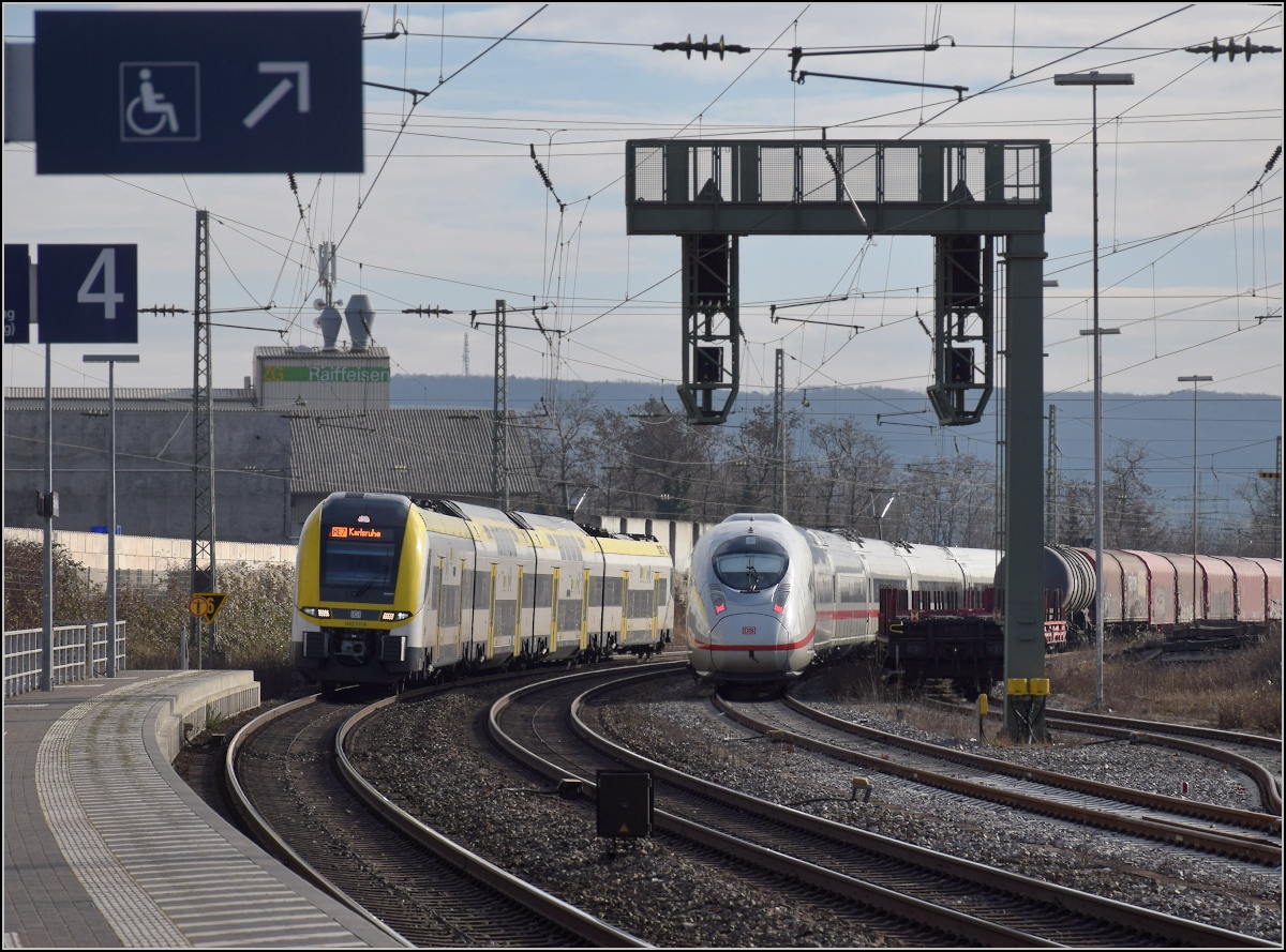 Das erste Exemplar der BR 408 Efringen-Kirchen. 

Tfz 8001 wurde leider von einem dort ebenso geparkten Güterzug in den Schatten gestellt. Daneben 1462 011, der offenbar mit mehreren geborstenen Scheiben durch die Lande fährt. Januar 2022.