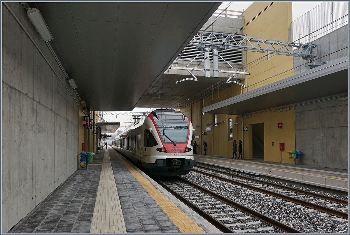 Das Jahr 2018 brachte die Eröffnung, bzw. Wiedereröffnung zweier internationalen Strecken: am 7. Jan 2018 Stabio - Varese (FMV) und am 9. Dez. 2018 die Strecke Delle - Belfort.

Der SBB TILO RABe 524 115 verlässt Arcisate in Richutung Mendriso.

16. Jan. 2018
