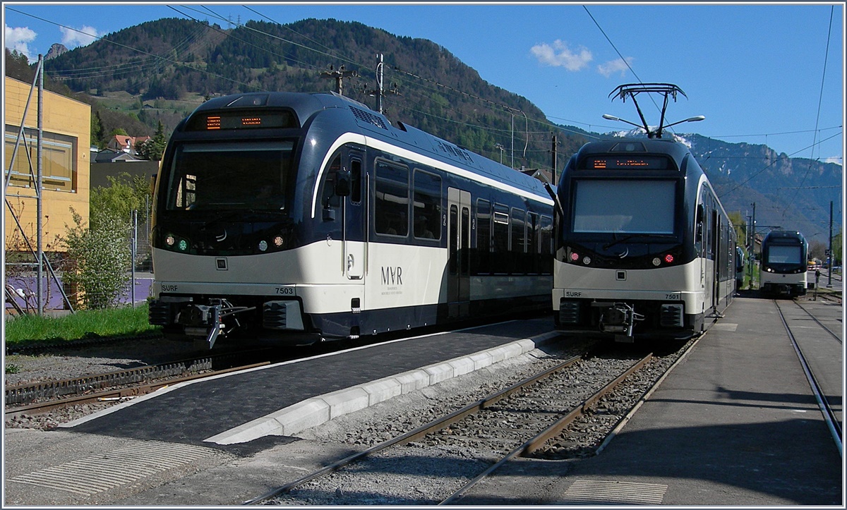 Das neuer Perron zwischen zwei CEV MVR GTW ABeh 2/4 in Blonay,
9. April 2017