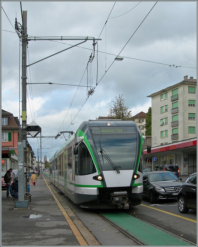Das in der Strasse verlegte Trasse der LEB in Lausanne ist leider immer wieder  Schauplatz von Zwischenfällen. Zur Zeit wird nach einer Lösung geuscht, um die Situation zu entschärfen. Immerhin fahren im werktäglichen Viertelstundentakt hier acht Züge pro Stunde durch.
6. Nov. 2013
