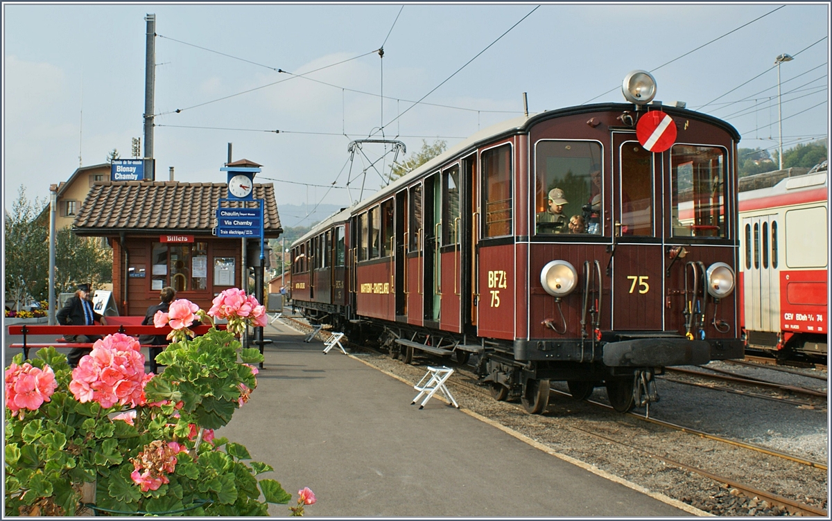 Den schieben Triebwagen vom Steuerwagen aus zu bedienen, bei der Ablieferung im Jahre 1909 des  historische Martigny - Chatelard (MC) BCFe 4/4 N° 15 mit dem BFZt4 75 eine ganz besondere Innovation.
Das Bild zeigt den Abfahrbereiten Gastzug des Blonay - Chamby Themenveranstaltung  Le Valais en fête sur la BC  in Blonay .
26. Sept. 2009