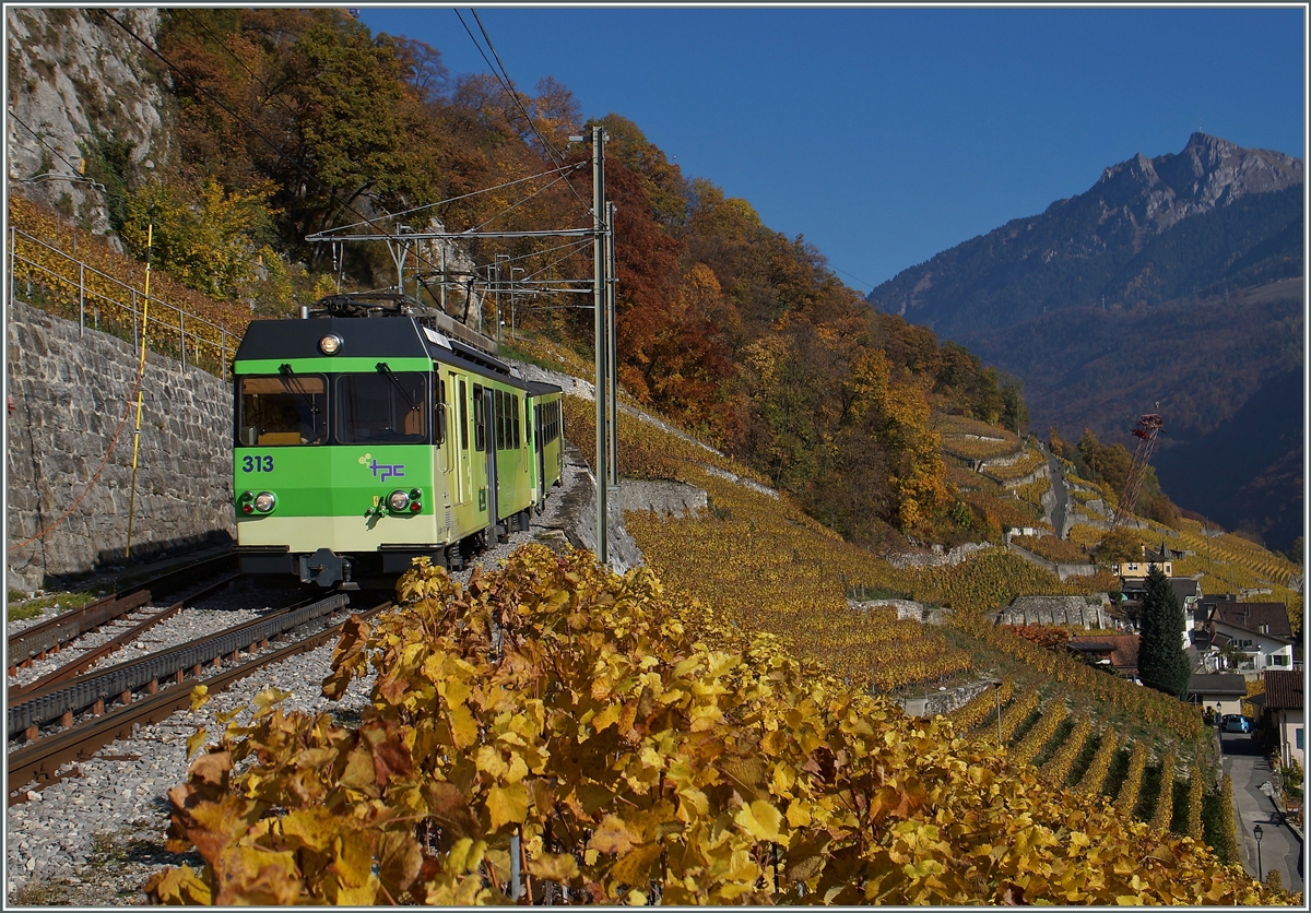 Der A-L BDeh 4/4 313 mit Bt erreicht von Leysin kommend den Halt Fontannay.
1. Nov. 2015