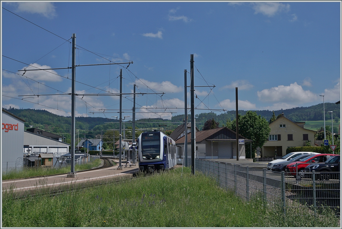 Der AAR ABe 4/12 73  Saphir  ist in Gontenschwil angekommen und wartet auf seinen Gegenzug. 

14. Mai 2022