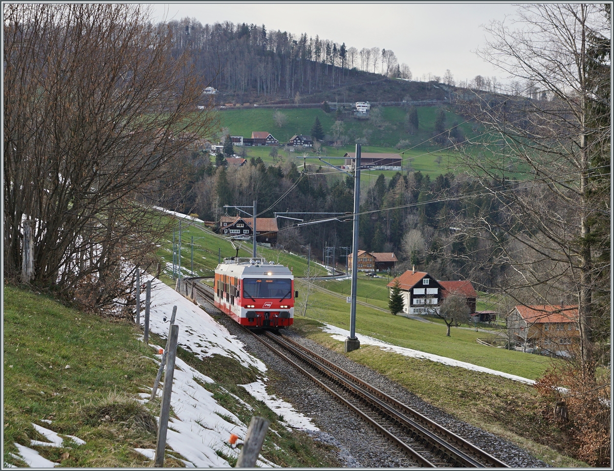 Der AB RHB BDeh 3/6 25 erreicht von Rorschach kommend in Kürze Heiden.

23. März 2021