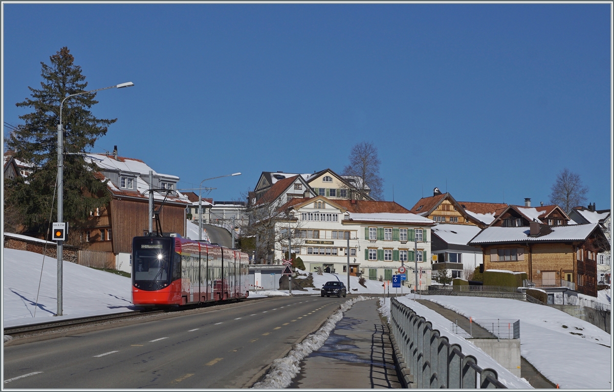 Der AB  Tango  Be 4/6 4007 / ABe 4/6 4107 auf der Fahrt in Richtung St.Gallen erreicht Speicher.  

24. März 2021