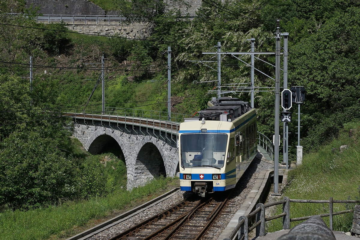 Der ABe 4/6 54 verlässt Verdasio Richtung Camedo.
20. Mai 2017