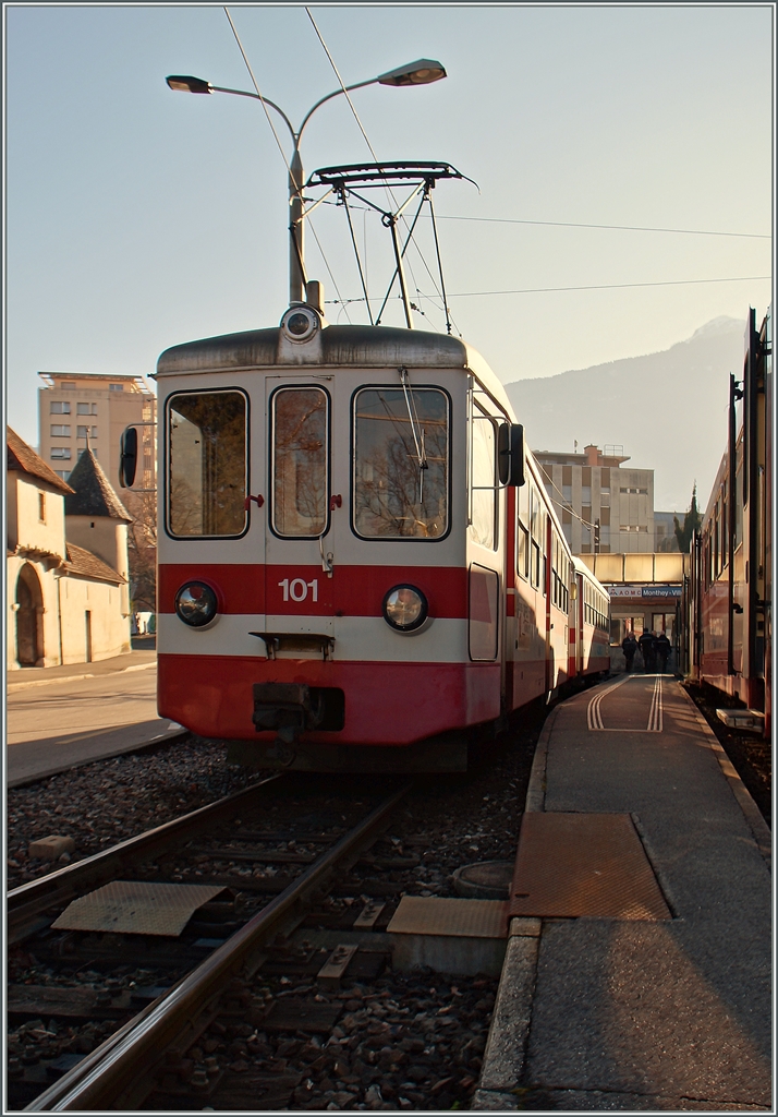 Der AOMC Be 4/4 101 (ex BLT) wartet in Monthey-Ville auf die Abfahrt Richtug Aigle.
7. Jan. 2015