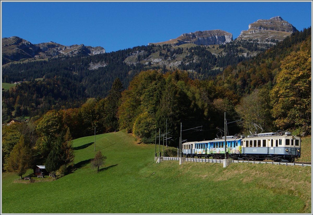 Der ASD BCFe 4/4 N� 1 und der BDe 4/4 N� 2 mit einem Extrazug nach Aigle, kurz nach Le S�pey. 
18. Okt. 2014