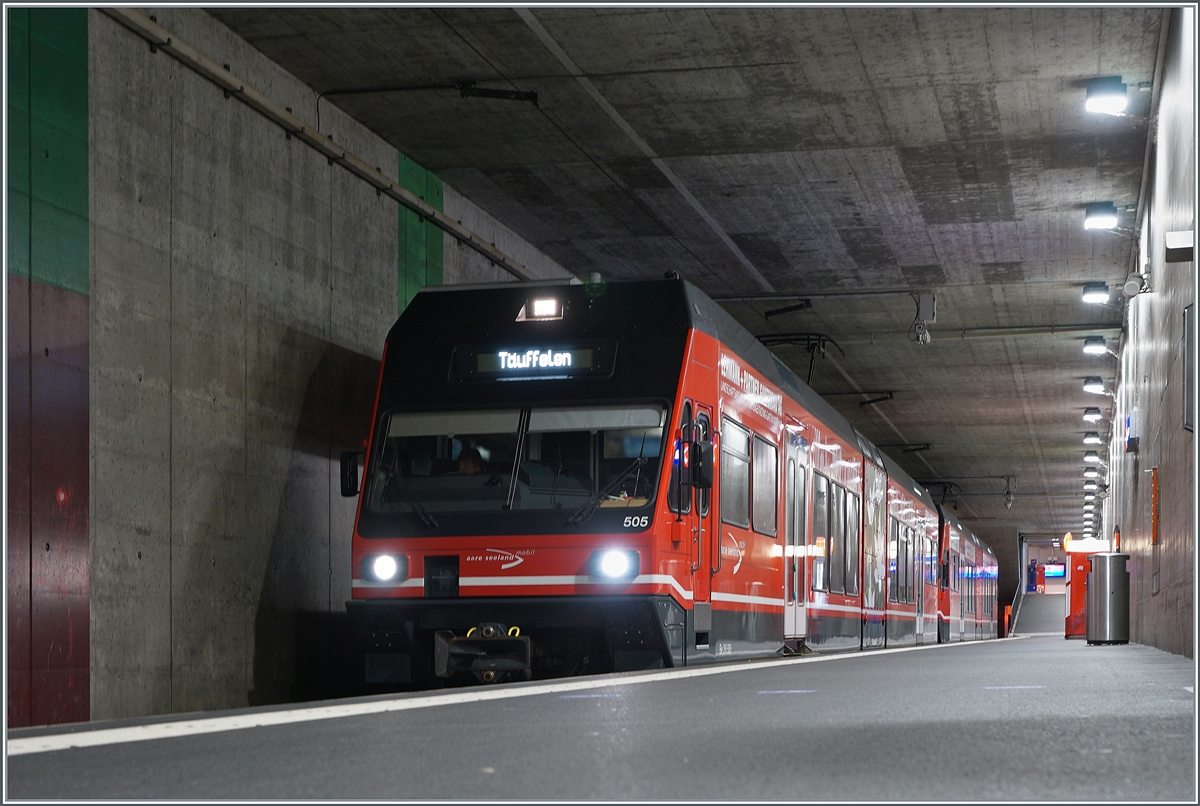 Der asm Be 2/6 505 und ein weiterer warten in Biel auf die Abfahrt nach Täuffelen. 

20. Nov. 2021