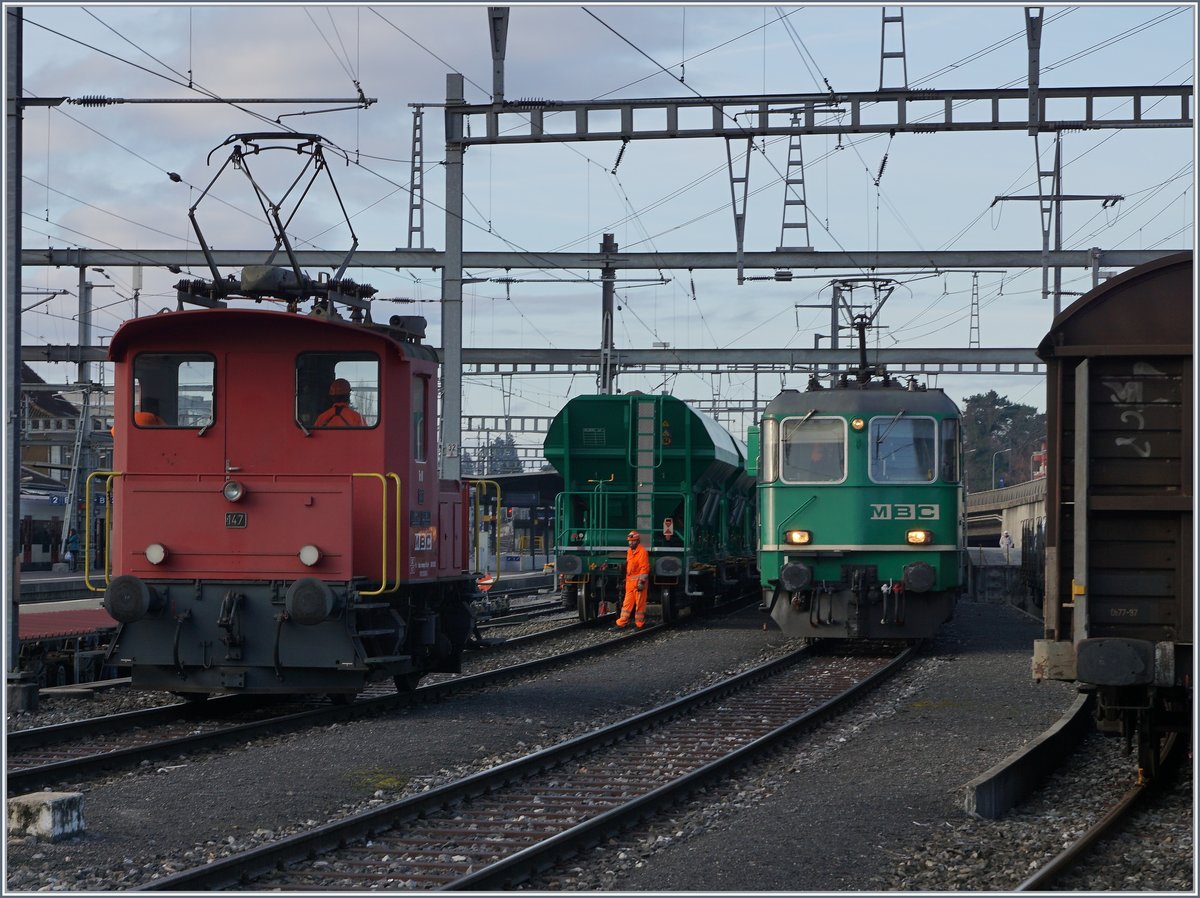Der BAM MBC Te III 147 übernimmt den leeren Sieben-Wagen Zug, der zum Teil noch auf der Rollbockgrube steht.
22. Feb. 2017