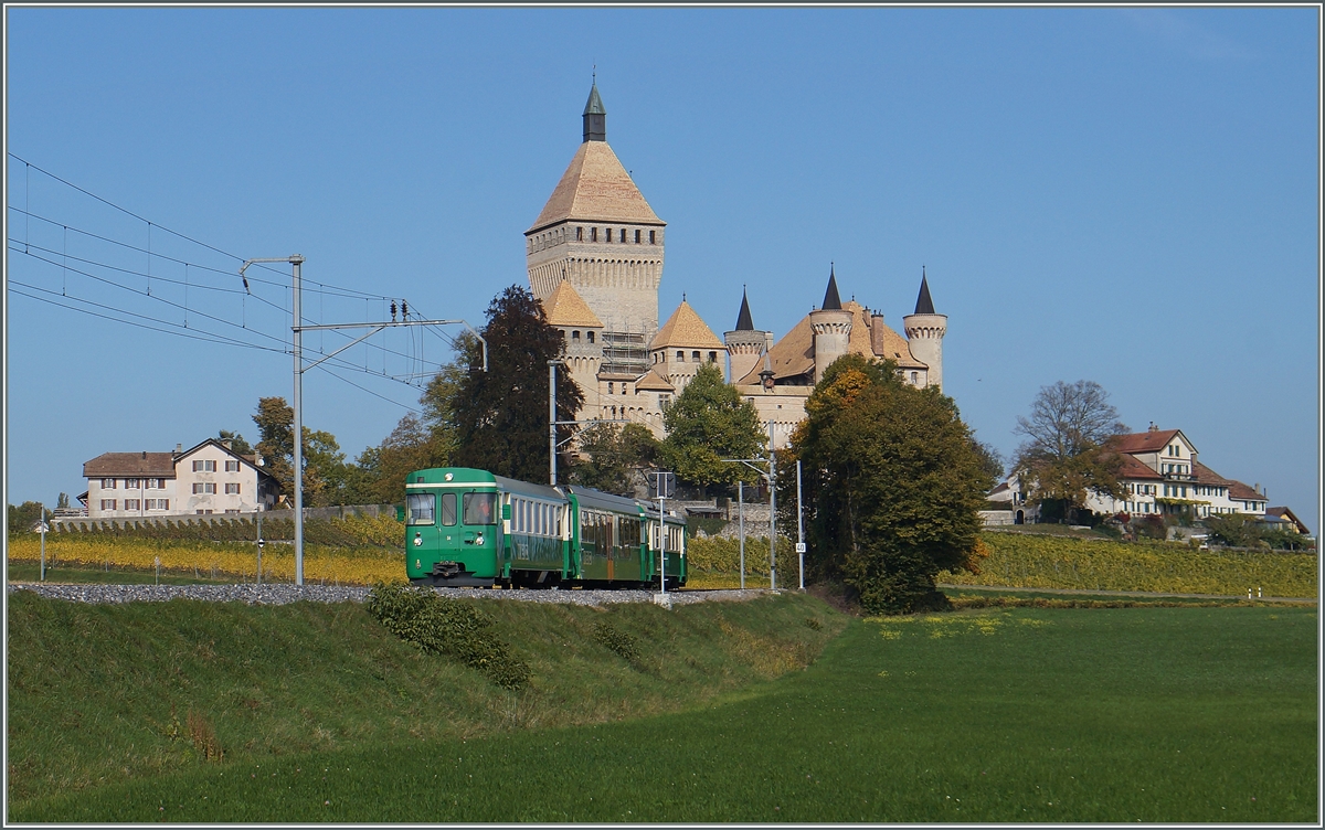 Der BAM Regionalzug 125, einmal andersrum gereiht, kurz nach dem Château de Vufflens.
20. Okt. 2015